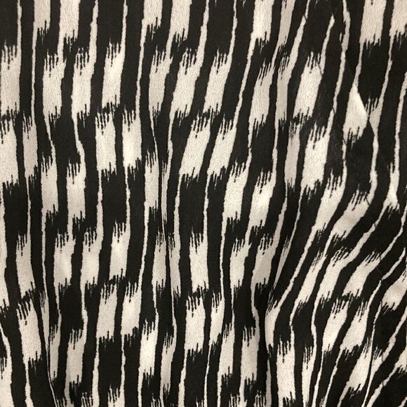 DR2 Women’s Black and White V Neck Patterned Short Romper Size XS - Picture 5 of 6